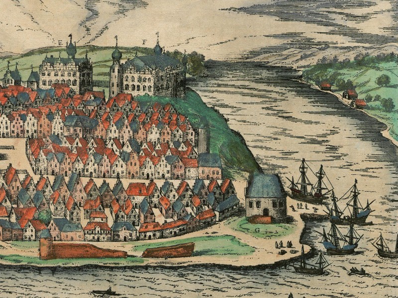 Segment a bird’s-eye view of Kiel showing the palace and an arm of the sea.